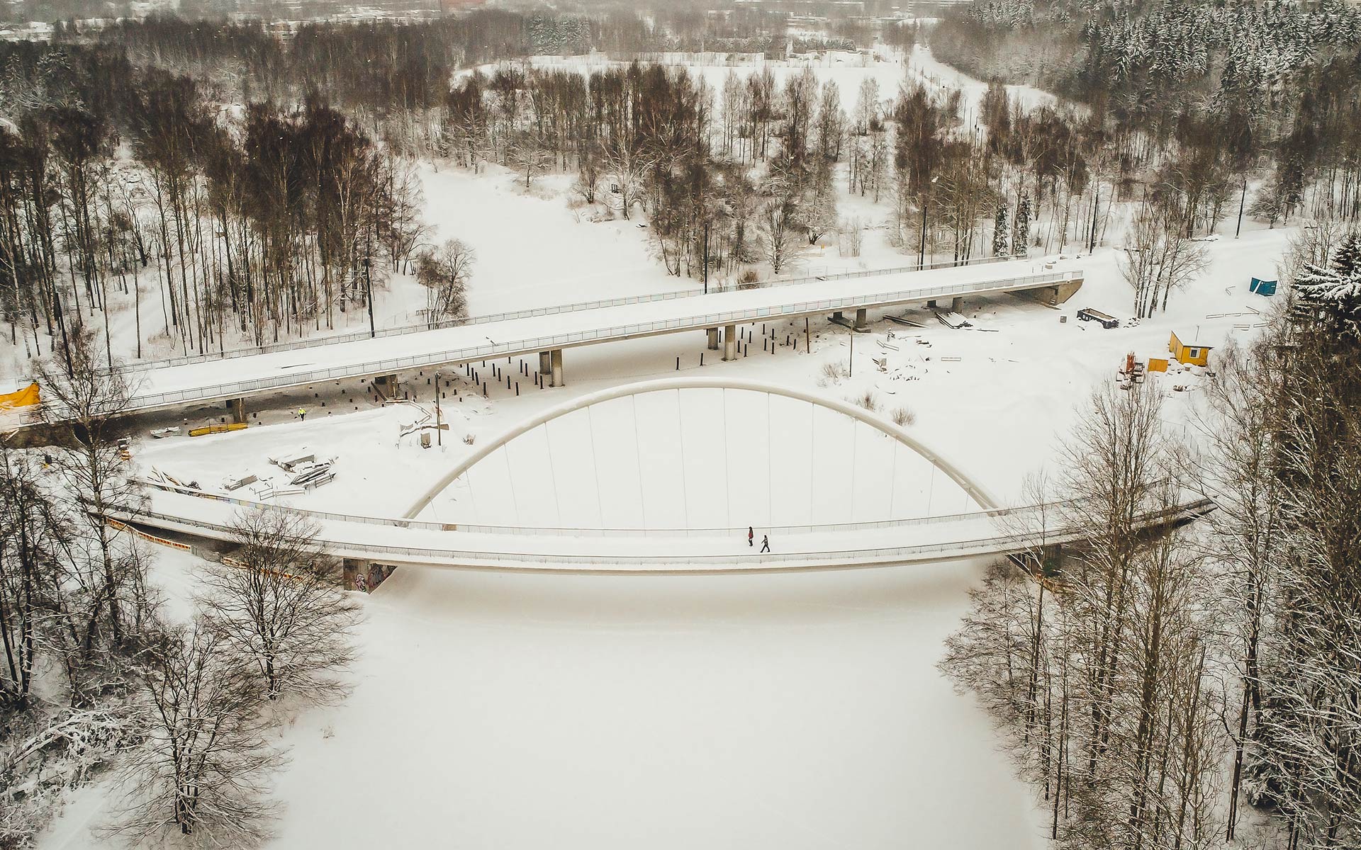 Talvinen kuva Vantaajoen ylittävistä silloista